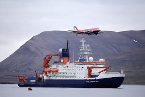 Polar 5 and Polarstern in Longyearbyen (Foto: Alfred-Wegener-Institut/Thomas Krumpen (CC-BY 4.0)