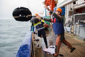 Zwei Mann, zwei Ecken – Drifter geht zu Wasser. Foto: Ulrich Küster