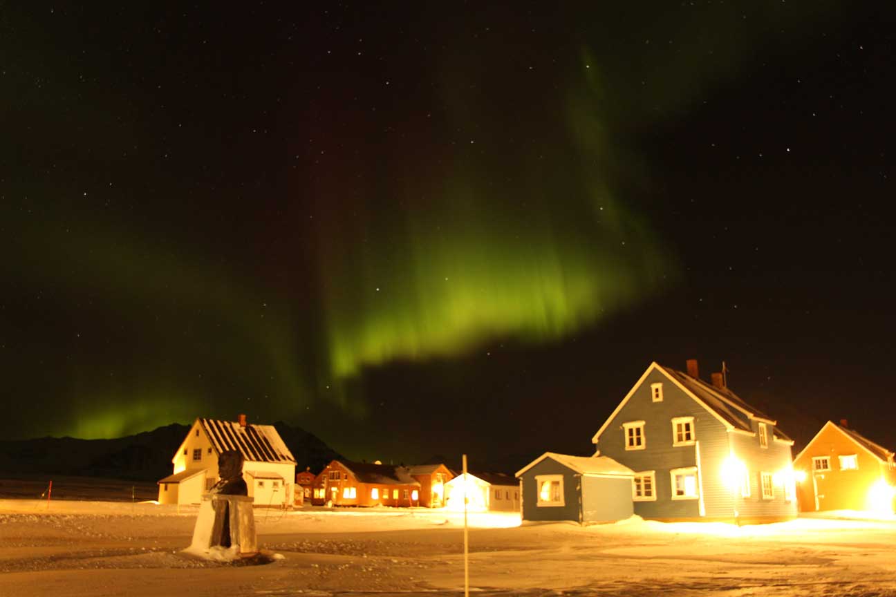Northern lights over Ny-Ålesund AWIPEV station